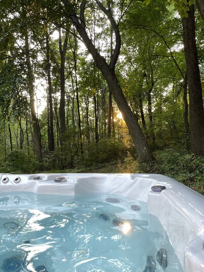 Pennsy Ridge Hideaway: Relax in our centrally-located wooded retreat w/ hot tub