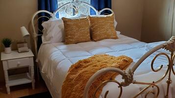 2 bedrooms, desk, free WiFi, bed sheets