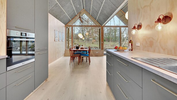 A modern kitchen with a dining area, large windows, and a view of the outdoors. - 3 bedroom gorgeous home in Silkeborg (Silkeborg)