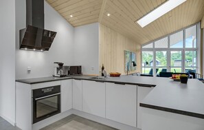 Réfrigérateur, four à micro-ondes, surface de cuisson, lave-vaisselle