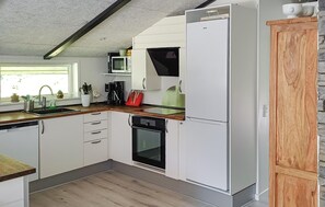 Køleskab, kogeplade, opvaskemaskine, kaffe-/temaskine