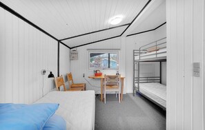 2 bedrooms, travel crib, free WiFi