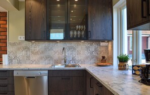 Fridge, oven, dishwasher, coffee/tea maker