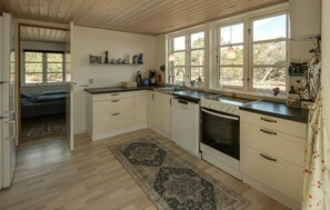 Kylskåp, mikrovågsugn, spishäll och diskmaskin