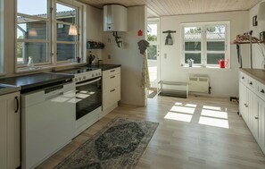 Køleskab, mikrobølgeovn, kogeplade, opvaskemaskine