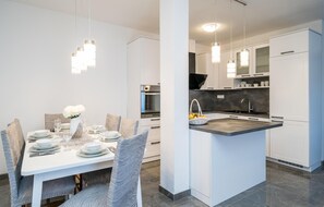 Frigorifero, forno, piano cottura, lavastoviglie