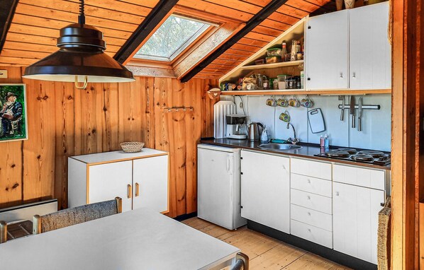 Frigorífico, placa de cocina, cafetera o tetera y utensilios de cocina