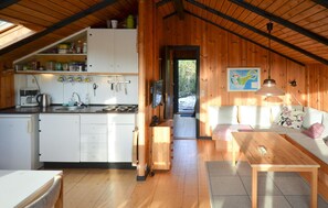 Kühlschrank, Herdplatte, Wasserkocher mit Kaffee-/Teezubehör