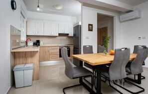 Fridge, stovetop, dishwasher, coffee/tea maker