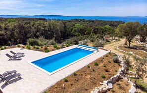 A heated pool - Amazing home in Kampor (Kampor)