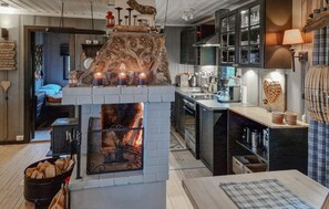 Kjøleskap, ovn, kokeplater og oppvaskmaskin