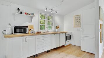 Refrigerador, parrilla de estufa, lavavajillas y cafetera y tetera