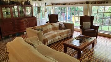 Een televisie en boeken