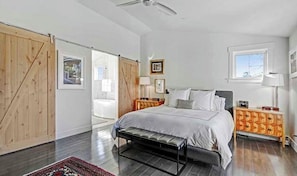 3 bedrooms, desk, iron/ironing board, free WiFi