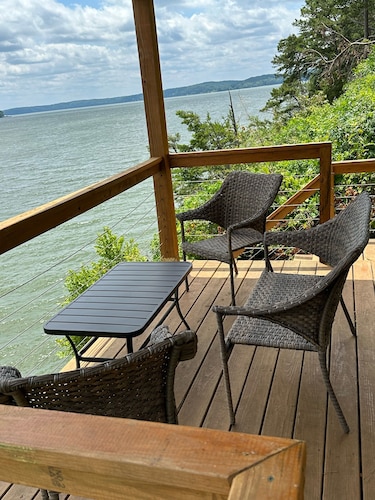 Perfect lake front cottage! Now with stairs to the water! 