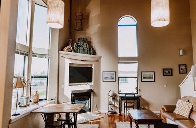 Boardwalk Loft w/bay view loacated in old town