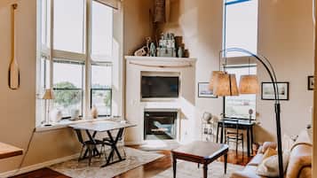 Smart TV, lareira, livros