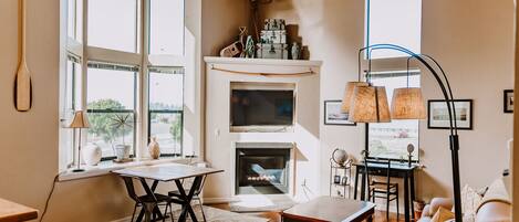 Smart TV, chimenea, libros