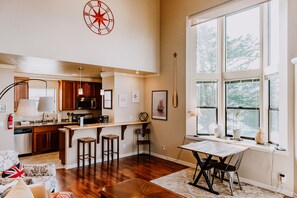 Smart TV, fireplace, books - Boardwalk Loft w/bay view loacated in old town (Eureka)