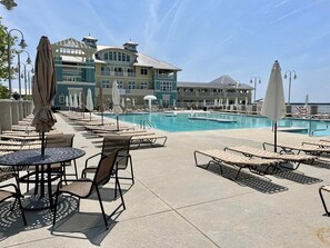 Innendørsbasseng og et oppvarmet basseng