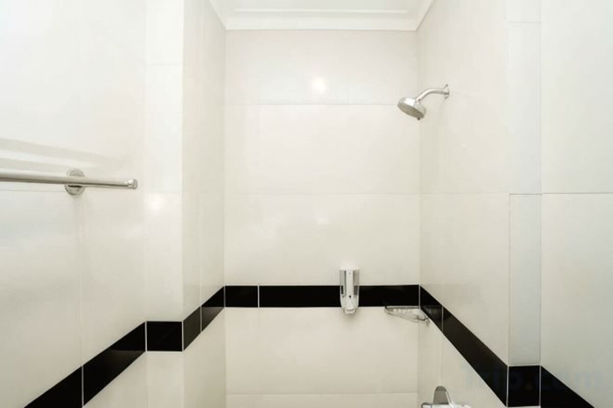 Bathroom | Shower, free toiletries, slippers, towels
