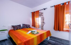 4 bedrooms, free WiFi, bed sheets - Stunning home in Hrboki with WiFi (Hrboki)