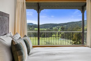 3 chambres, coffres-forts dans les chambres, fer et planche à repasser