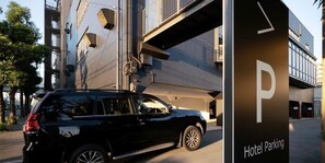 Parkir mandiri seharga JPY 1000 per malam