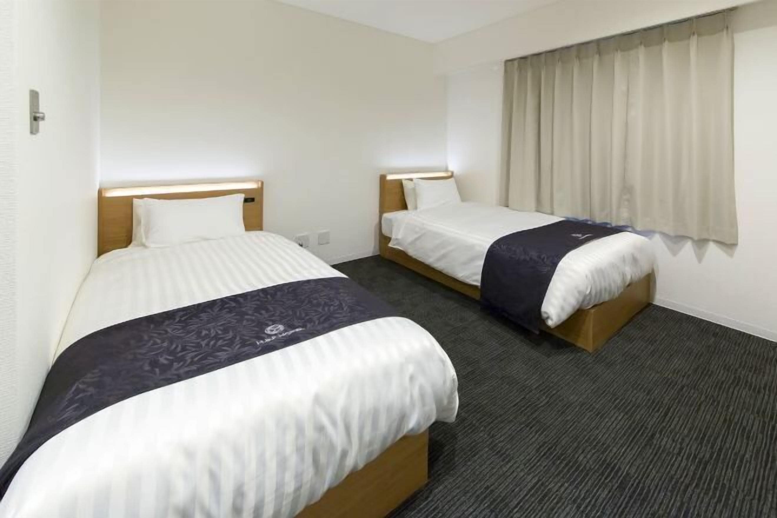 Edredones de plumas, escritorio, espacio para trabajar con un portátil