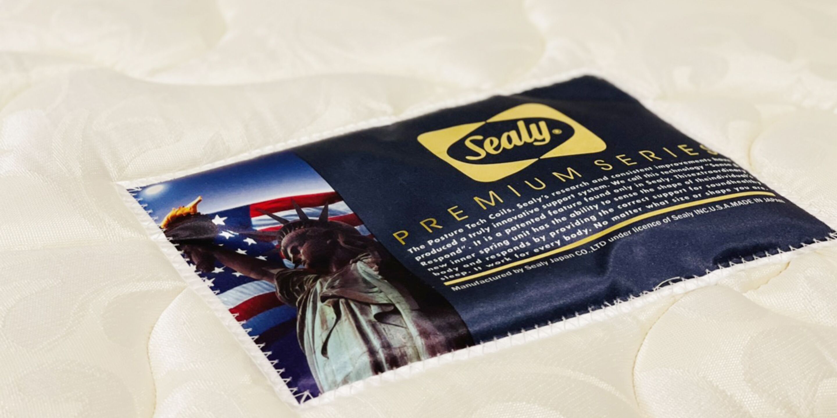 Eine Sealy Premium Serie Matratze mit einem Design der amerikanischen Flagge.