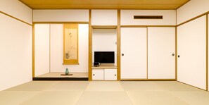 Japanese-Style Room (up to 5 People), Non Smoking | Down duvets, desk, laptop workspace, blackout curtains - H.B.P Hotel (Osaka)