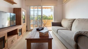Una sala de estar moderna con un mueble de televisión de madera, un sofá y una mesa de comedor.