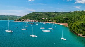 A coastal area with numerous sailboats docked along the shore, surrounded by lush green hills and a clear blue sky. - Private Villa with A/C, private pool, WIFI, hot tub, TV, terrace, pets allowed, panoramic view (Valhova)