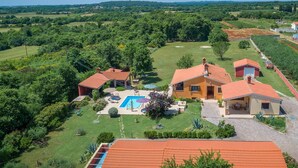 Un quartier résidentiel avec des maisons, une piscine et une pelouse bien entretenue.