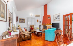 TV, fireplace, foosball, table tennis - Stunning home in Muntic (Muntic)