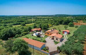 Exterior - Stunning home in Muntic (Muntic)