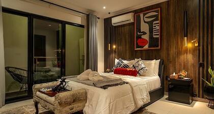 Spacious 2BR Penthouse Apt close to Airport with pool & gym