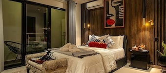 Spacious 2BR Penthouse Apt close to Airport with pool & gym