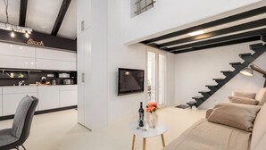 Un interior moderno con cocina, comedor y escalera.