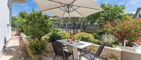 屋外ダイニングエリア