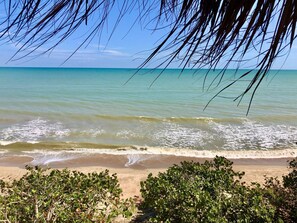 On the beach, sun-loungers, beach towels - Enjoy the ocean, the solitaire beach and a full service housekeeping (Dibulla)