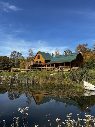 Authentic Log Home with Pico Views and hot tub