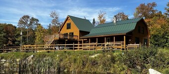 Authentic Log Home with Pico Views and hot tub