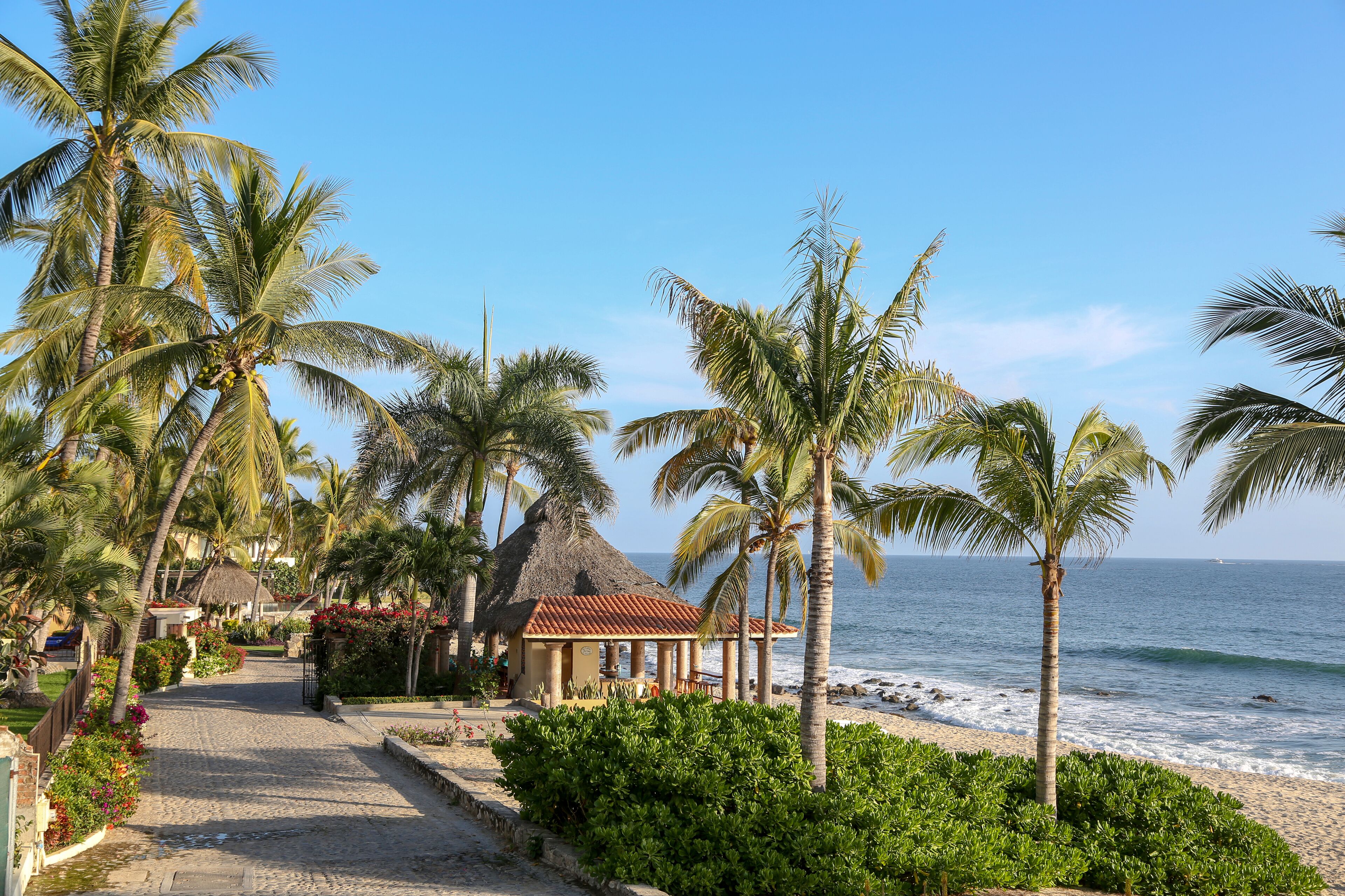 Nær stranden, solsenger og strandhåndklær