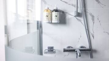 Economy eenpersoonskamer | Badkamer | Gratis toiletartikelen, een haardroger, pantoffels, een bidet