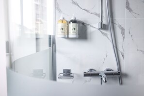 Economy eenpersoonskamer | Badkamer | Gratis toiletartikelen, een haardroger, pantoffels, handdoeken