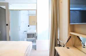 Economy Twin Room | Bathroom