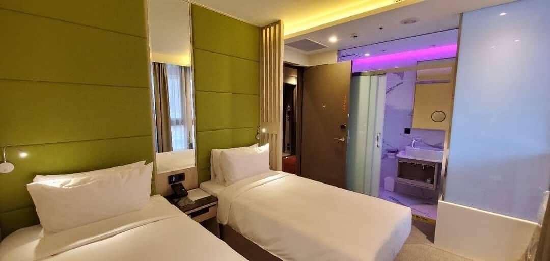 Down comforters, in-room safe, blackout drapes, soundproofing