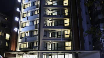 Fassade der Unterkunft – Abend/Nacht