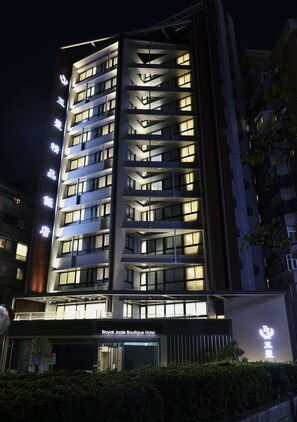 施設の正面 (日没後)